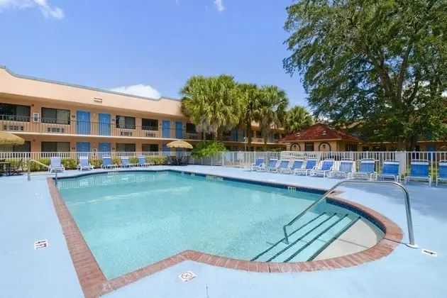 Travelodge Suites by Wyndham Kissimmee Orange