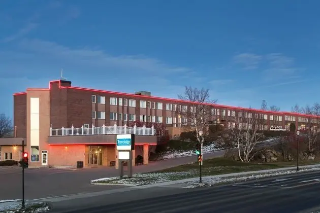 Travelodge by Wyndham Baie Comeau - Dış Mekan
