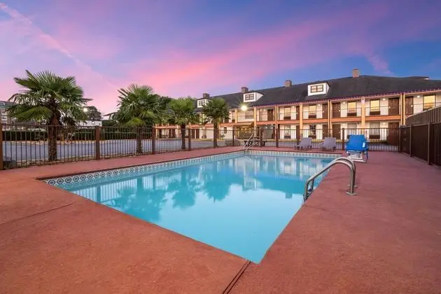 Travelodge by Wyndham Commerce GA Tanger Outlets - Havuz