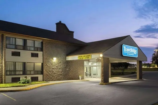 Travelodge by Wyndham Downtown Barrie - Dış Mekan