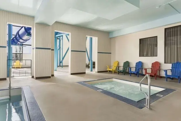 Travelodge by Wyndham Edmonton West - Havuz