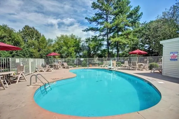 Travelodge by Wyndham Fayetteville - Havuz
