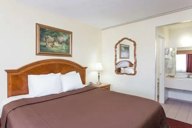 Travelodge by Wyndham Fullerton Near Anaheim