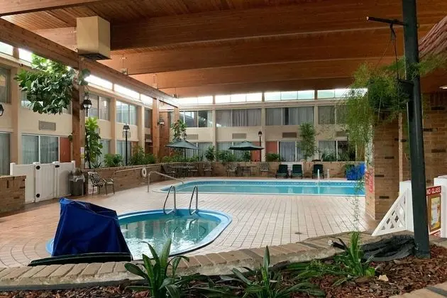 Travelodge by Wyndham Gaylord - Havuz