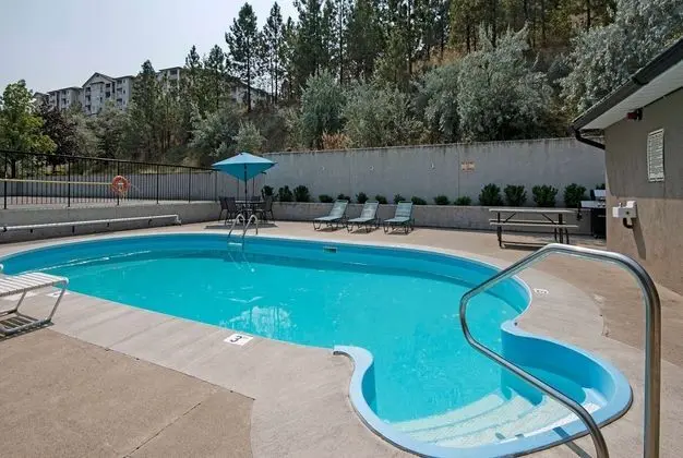Travelodge by Wyndham Kamloops Mountview - Havuz
