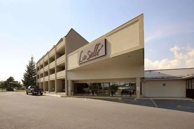 Travelodge by Wyndham Kingston LaSalle Hotel