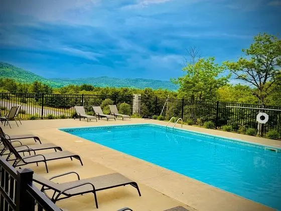 Travelodge by Wyndham Lake George NY - Havuz