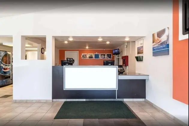 Travelodge by Wyndham Lansing - Lobi