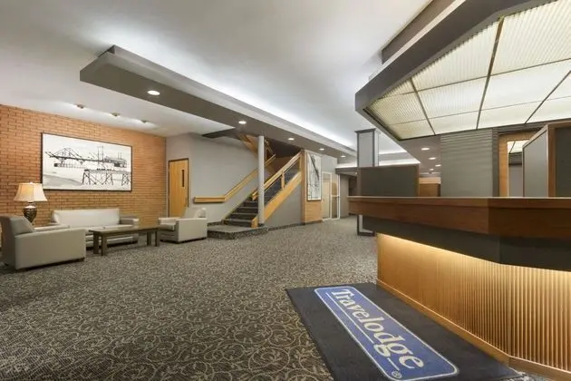Travelodge by Wyndham Lethbridge - Lobi
