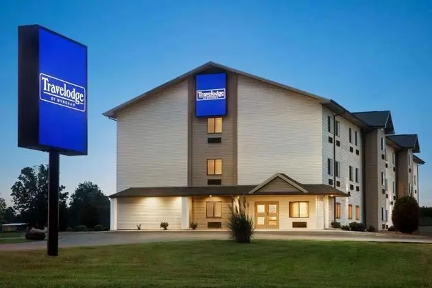 Travelodge by Wyndham Livonia - 1