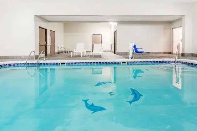 Travelodge by Wyndham Longmont - Havuz