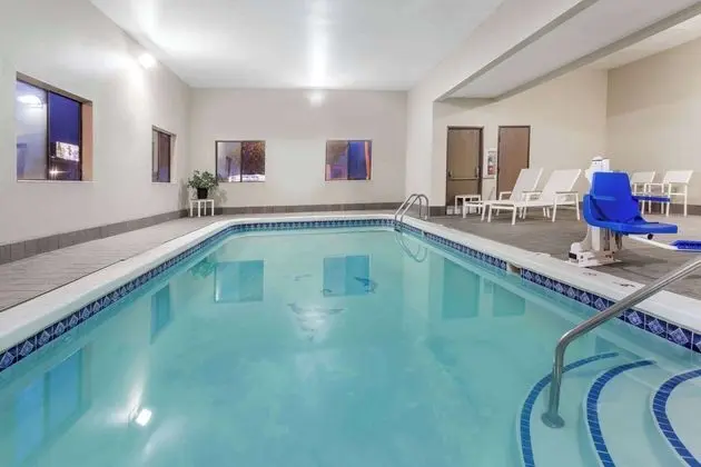Travelodge by Wyndham Longmont - Havuz