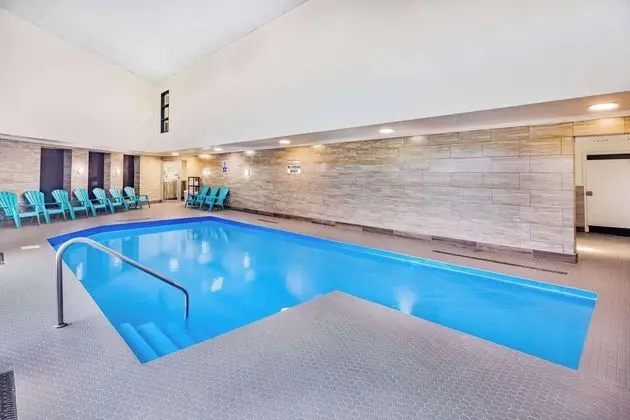 Travelodge by Wyndham Miramichi New Brunswick - Havuz