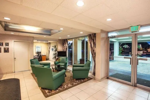 Travelodge by Wyndham Monterey Bay - Lobi