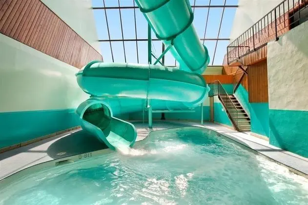 Travelodge by Wyndham North Battleford - Havuz