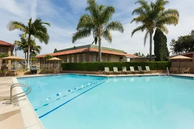 Travelodge by Wyndham Orange County Airport