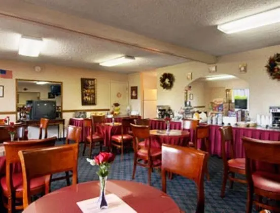 Travelodge by Wyndham Orange County Airport