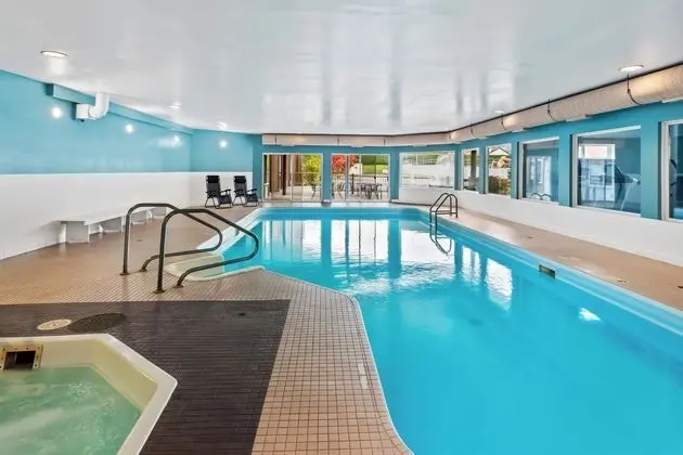 Travelodge by Wyndham Parksville - Havuz