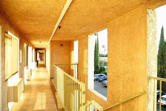 Travelodge by Wyndham Pasadena Central - İç Mekan
