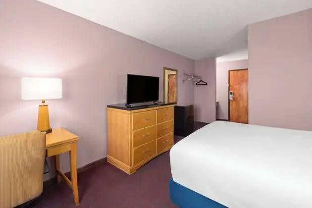 TRAVELODGE BY WYNDHAM REDWOOD FALLS