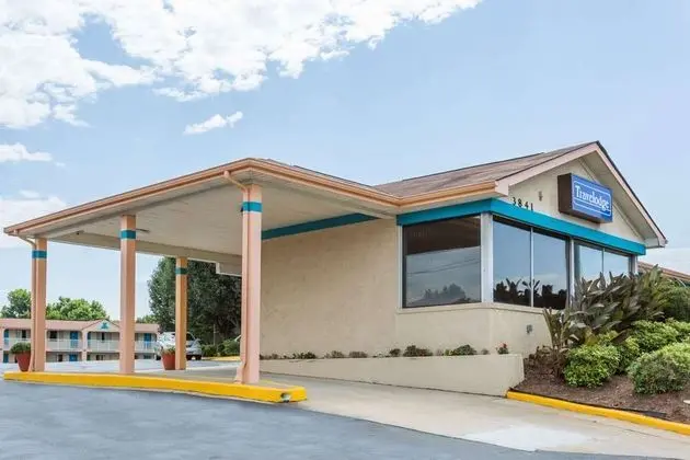 Travelodge by Wyndham Ridgeway Martinsville Area - 1