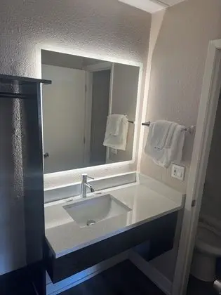 Travelodge By Wyndham Rockford South - Banyo Tipleri