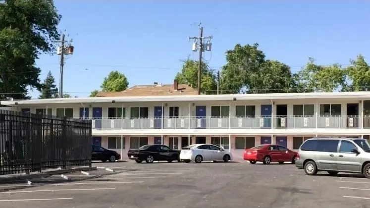 Travelodge by Wyndham Sacramento Convention Center - Dış Mekan