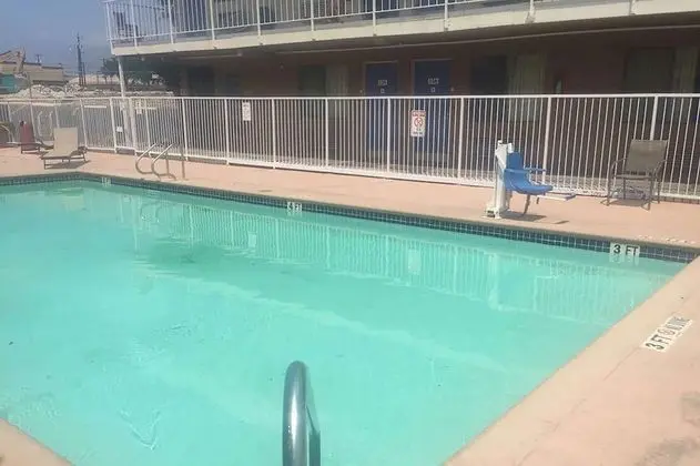 Travelodge by Wyndham San Antonio Lackland AFB North - Havuz