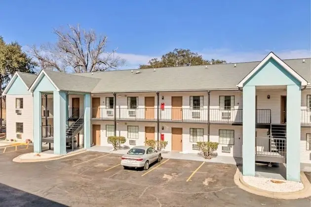 Travelodge by Wyndham Savannah Midtown