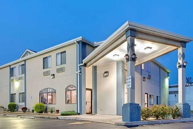 Travelodge by Wyndham St. Louis 