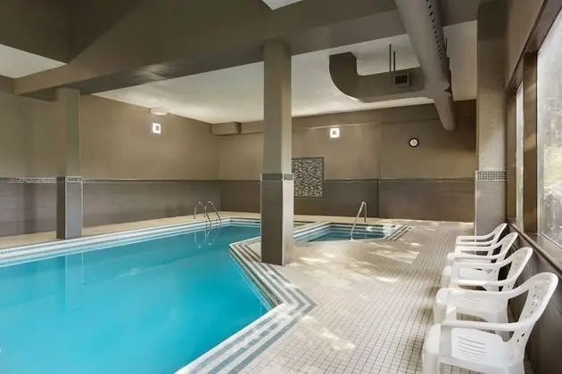 Travelodge by Wyndham Toronto East - Havuz