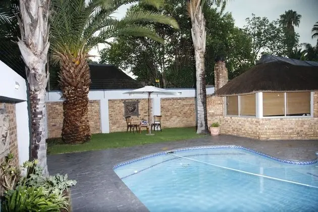 Travetel OR Tambo Airport Hotel - Havuz