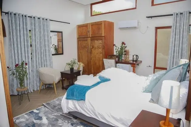 Travetel OR Tambo Airport Hotel - Oda