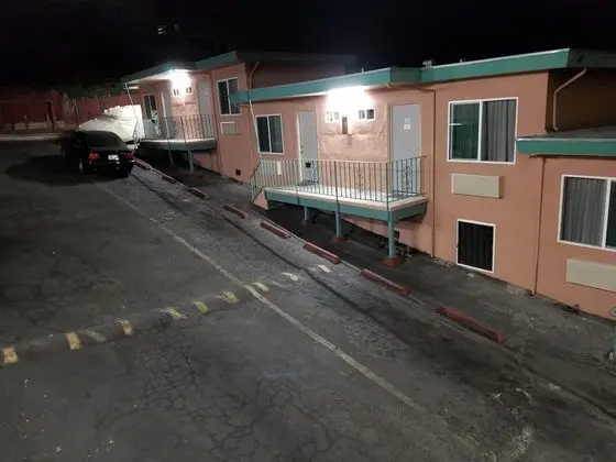 Travis Lodge Motel 16