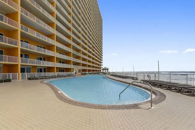 Treasure Island by Book That Condo - Havuz
