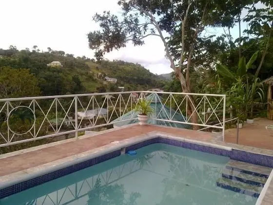 Treasure's Comfort Inn - Havuz
