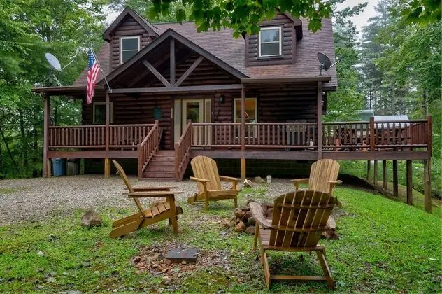 Tree Top Getaway Log House with Views | NFL Sunday Ticket Included