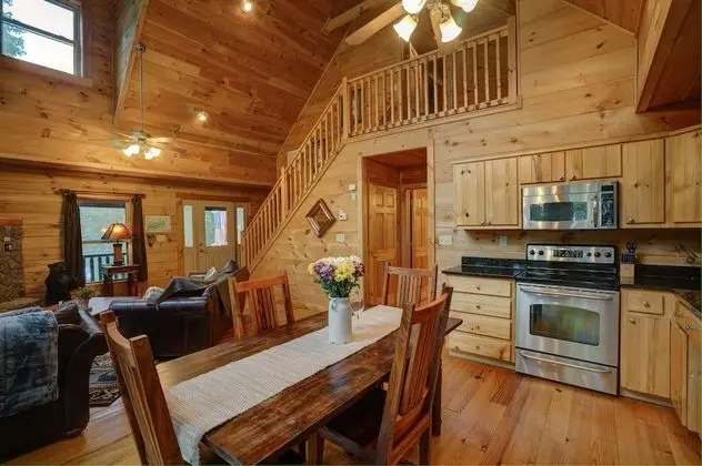 Tree Top Getaway Log House with Views | NFL Sunday Ticket Included - Mutfak