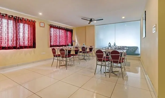Treebo Trend Sai Suites Inn - Yerinde Yemek