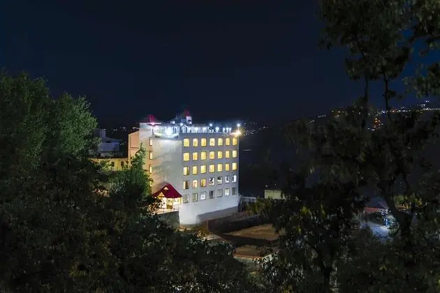 Treehouse MARS Valley View