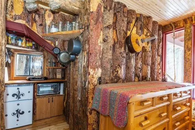Treehouse by the Stream - Oda Düzeni