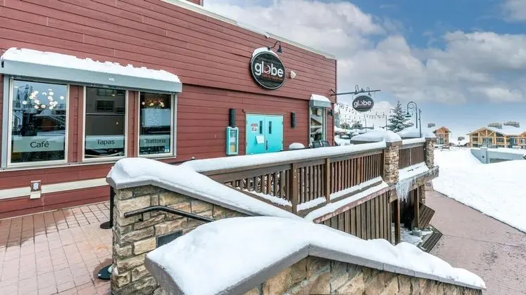 Treetop Getaway - 3 Bdrm & Den W/amazing Views & Private Hot Tub - Oda Düzeni