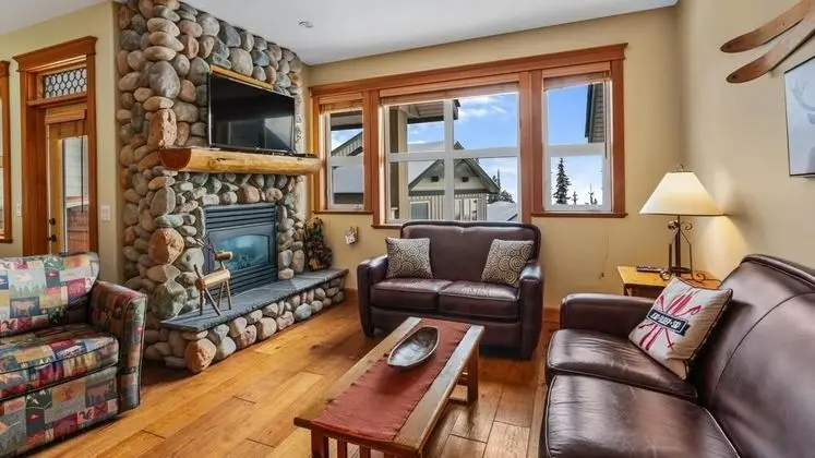 Treetop Getaway - 3 Bdrm & Den W/amazing Views & Private Hot Tub - Öne Çıkan Resim