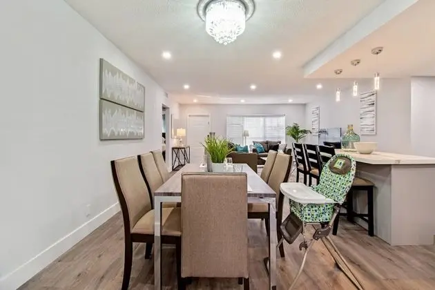 Trendy 4BR House with All New Furnishings & Hot Tub - Mutfak