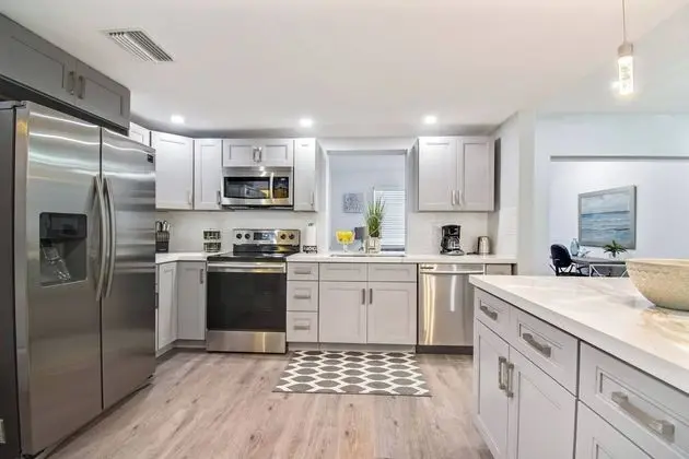 Trendy 4BR House with All New Furnishings & Hot Tub - Mutfak