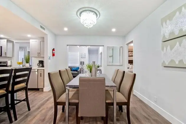 Trendy 4BR House with All New Furnishings & Hot Tub - Yerinde Yemek
