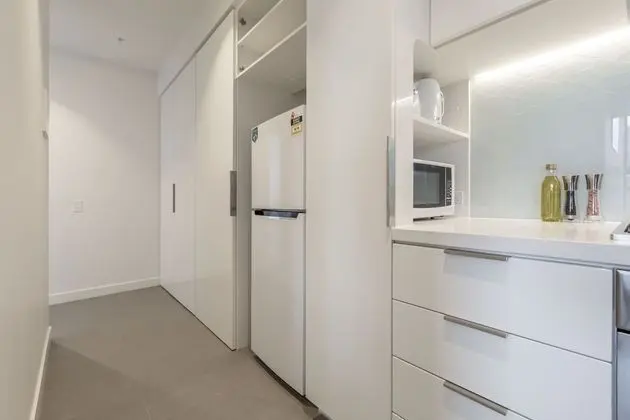 Trendy Melbourne 2 Bedroom Apartment by BnB Pro - Mutfak