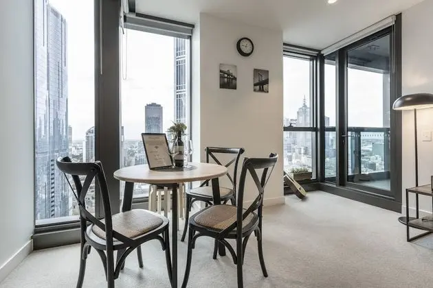 Trendy Melbourne 2 Bedroom Apartment by BnB Pro - Oda Düzeni
