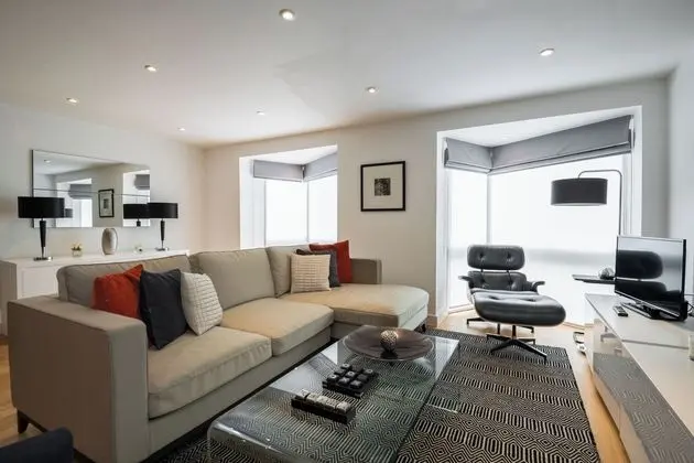 Trendy Queens Park Home Close to Hampstead by Underthedoormat - Öne Çıkan Resim