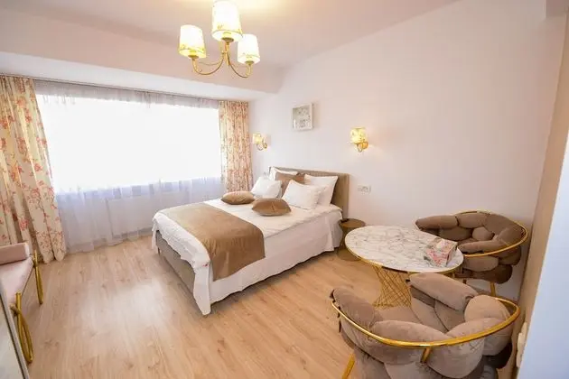 Tres Chic Studio - Victoria Avenue